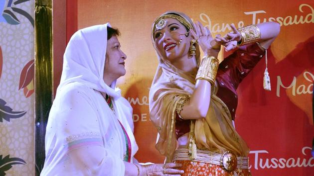 Madhubala's sister Madhur Brij poses with her wax. Madhubala’s beauty was recognized globally when she was featured in one of the popular American Magazine’s - Theatre Arts in 1952. (Mohd Zakir/HT PHOTO)