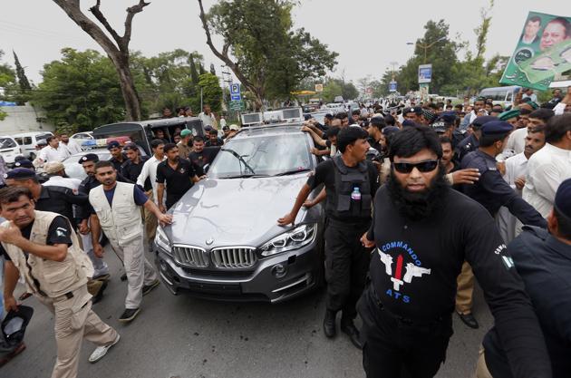 Pakistani police commandos guard Nawaz Sharif’s vehicle during a rally in Rawalpindi on August 10, 2017. (AP) Pakistani police commandos guard Nawaz Sharif’s vehicle during a rally in Rawalpindi on August 10, 2017. (AP)
