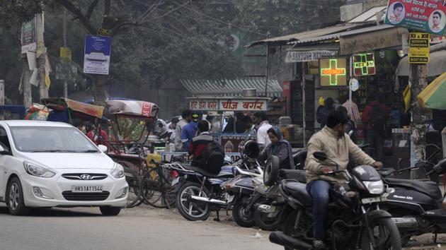 Unauthorised parking lots and haphazard parking on roads is a major cause of snarls and jams on Noida roads.(Sunil Ghosh/HT File Photo)