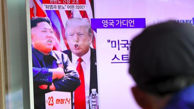A man watches a television news programme showing US President Donald Trump (C) and North Korean leader Kim Jong-Un (L) at a railway station in Seoul on August 9, 2017. (AFP Photo) A man watches a television news programme showing US President Donald Trump (C) and North Korean leader Kim Jong-Un (L) at a railway station in Seoul on August 9, 2017. (AFP Photo)