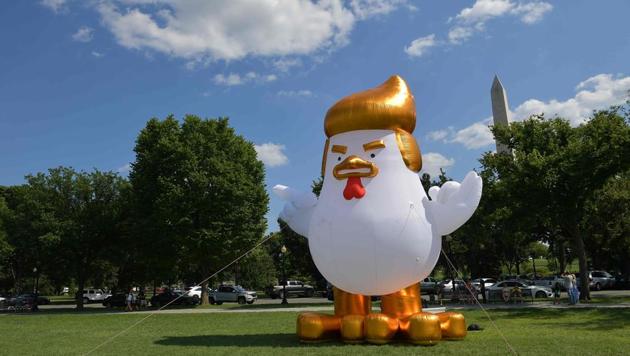 An inflatable chicken mimicking US President Donald Trump is set up on The Ellipse, a 52-acre (21-hectare) park located just south of the White House and north of the Washington Monument (rear). (AFP Photo) An inflatable chicken mimicking US President Donald Trump is set up on The Ellipse, a 52-acre (21-hectare) park located just south of the White House and north of the Washington Monument (rear). (AFP Photo)