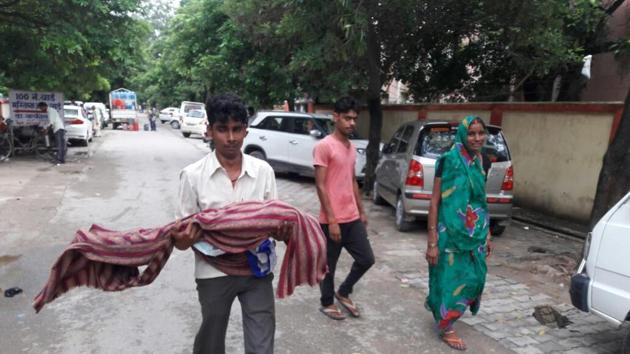 A relative carrying the body of a child who died at the Baba Raghav Das Medical College in Gorakhpur. (HT Photo) A relative carrying the body of a child who died at the Baba Raghav Das Medical College in Gorakhpur. (HT Photo)