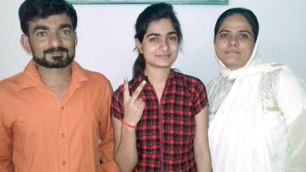 Aafreen Chhipa with her parents. Her mother is a schoolteacher and father owns a cloth shop in Bhilwara.(HT Photo)