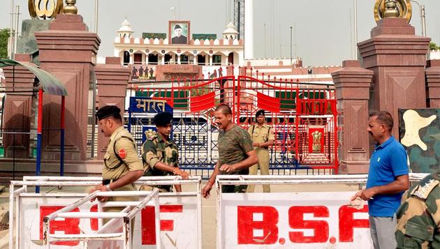 Pakistan has decided to hoist a taller flag opposite to the Tricolour, in a park adjacent to the Wagah checkpost. (Sameer Sehgal /HT) Pakistan has decided to hoist a taller flag opposite to the Tricolour, in a park adjacent to the Wagah checkpost. (Sameer Sehgal /HT)