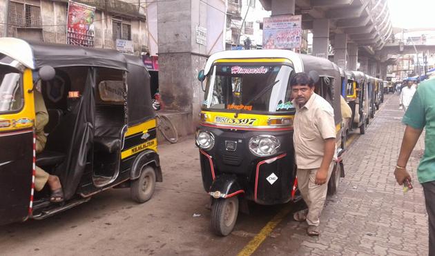 The union members also claimed that vehicles of driving school violate norms by driving on the city streets during peak instead of teaching their students at an open space (Hindustan Times) The union members also claimed that vehicles of driving school violate norms by driving on the city streets during peak instead of teaching their students at an open space (Hindustan Times)