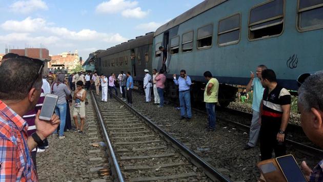 Egyptians look at the crash of two trains that collided near the Khorshid station in Egypt's coastal city of Alexandria, Egypt on Friday.(REUTERS) Egyptians look at the crash of two trains that collided near the Khorshid station in Egypt's coastal city of Alexandria, Egypt on Friday.(REUTERS)