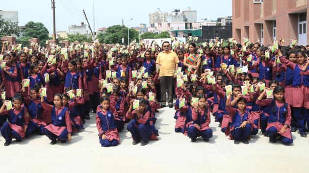‘Gift milk’ campaign launched by Mother Dairy in three Noida schools. (HT Photo) ‘Gift milk’ campaign launched by Mother Dairy in three Noida schools. (HT Photo)