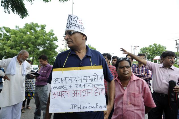 Jaypee Group homebuyers protest at sector 128.(Sunil Ghosh)