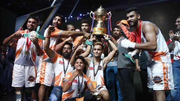 Maratha Yoddhas boxers celebrate with the Super Boxing League (SBL) trophy after beating Haryana Warriors in the final to seal the title on Saturday.(Super Boxing League)