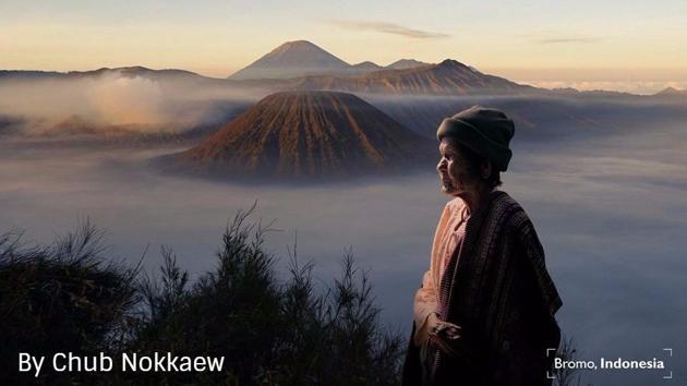 Chub Nokkaew photoshops his 85-year-old mother into travel snapshots from different cities that he visited. (Chub Nokkaew Facebook page) Chub Nokkaew photoshops his 85-year-old mother into travel snapshots from different cities that he visited. (Chub Nokkaew Facebook page)