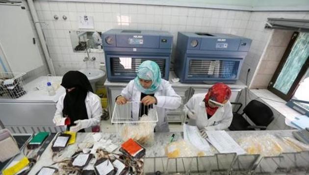 Employees register bags of blood at a blood transfusion centre in Sanaa, Yemen August 7, 2017. (Reuters Photo) Employees register bags of blood at a blood transfusion centre in Sanaa, Yemen August 7, 2017. (Reuters Photo)