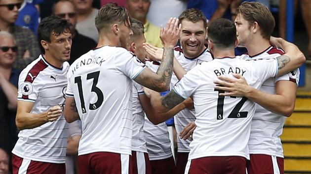 Sam Vokes (C) celebrates with teammates after scoring the opening goal of the English Premier League football match between Chelsea and Burnley(AFP)