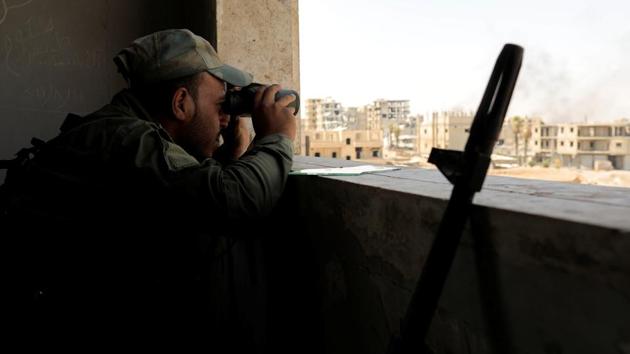 A member of Syrian Democratic Forces keeps watch during the fighting with Islamic State militants in Al Senaa, a district Raqqa, Syria August 11, 2017. (REUTERS Photo)