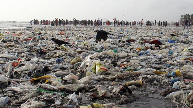 According to the BMC, 40 labourers manually pick up trash from the Juhu beach twice a day after high tides. (Pramod Thakur/HT Photo) According to the BMC, 40 labourers manually pick up trash from the Juhu beach twice a day after high tides. (Pramod Thakur/HT Photo)