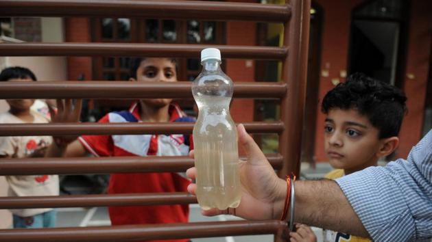 Residents said they are receiving turbid water and despite boiling it, dust particles are not settling. They have also tried to strain the water with a cotton cloth. (Parveen Kumar/HT Photo) Residents said they are receiving turbid water and despite boiling it, dust particles are not settling. They have also tried to strain the water with a cotton cloth. (Parveen Kumar/HT Photo)