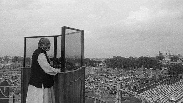 IK Gujral on the 50th anniversary of Independent India appealed to the nation to launch a mass movement against corruption and bureaucracy. In his words,’Our war against corruption is honest. For this, we should build a mass movement, in which all Indians can take part to end corruption in politics, politicians and in public life.’ (S N Sinha/HT Photo) 