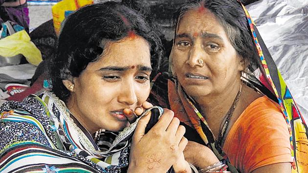 Relatives mourn the death of a child at Baba Raghav Das Medical College Hospital in Gorakhpur.(AP Photo)