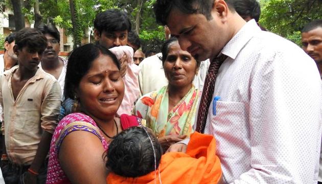 Relatives mourn the death of a child at the Baba Raghav Das Hospital in Gorakhpur on August 12, 2017. (AFP Photo) Relatives mourn the death of a child at the Baba Raghav Das Hospital in Gorakhpur on August 12, 2017. (AFP Photo)