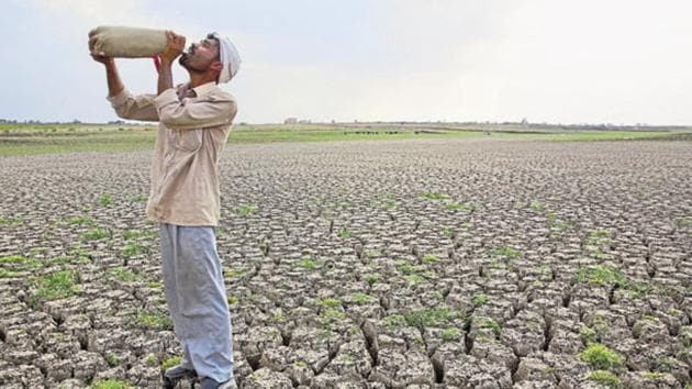 Maharashtra has expanded the coverage of Rs 34,022 crore farm loan waiver scheme to extend the benefit to farmers indebted since 2009.(AP file photo)