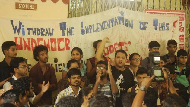 Jadavpur University students outside the Vice-Chancellor’s office on Friday night, protesting against West Bengal Universities and Colleges (Administration and Regulation) Bill-2017 which has done away with students’ union elections. (Samir Jana/HT PHOTO) Jadavpur University students outside the Vice-Chancellor’s office on Friday night, protesting against West Bengal Universities and Colleges (Administration and Regulation) Bill-2017 which has done away with students’ union elections. (Samir Jana/HT PHOTO)