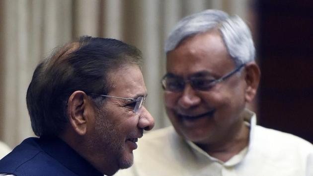 Bihar chief minister Nitish Kumar and JD(Ul) leader Sharad Yadav during happier times.(Hindustan Times)