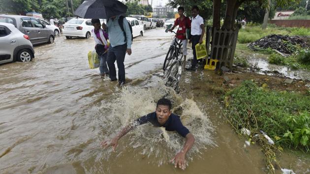Although passersby immediately pulled him out, it took him a while to regain his bearings. (Sanjeev Verma/HT PHOTO) Although passersby immediately pulled him out, it took him a while to regain his bearings. (Sanjeev Verma/HT PHOTO)