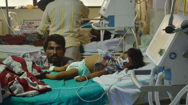 A child receives treatment at BRD Medical College in Gorakhpur. At least 30 children died in 48 hours in the hospital, allegedly after oxygen supply was snapped over non-payment of dues.(HT Photo/Sushil Rai)