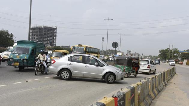 Many commuters drive on the expressway and take an illegal U-turn at the point where the overhead flyover at Signature Tower ends. (Sanjeev Verma/HT PHOTO) Many commuters drive on the expressway and take an illegal U-turn at the point where the overhead flyover at Signature Tower ends. (Sanjeev Verma/HT PHOTO)