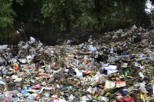 Restaurants, roadside eateries and residents from Aundh-Baner among others are being blamed for dumping garbage which is ending up in the Mula river.(Ravindra Joshi/HT Photo)