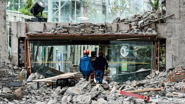 Rescuers walk through the damaged InterContinental Resort Jiuzhai Paradise in Jiuzhaigou in China's southwestern Sichuan province, after an 6.5-magnitude earthquake struck the province late on August 8.(AFP Photo)