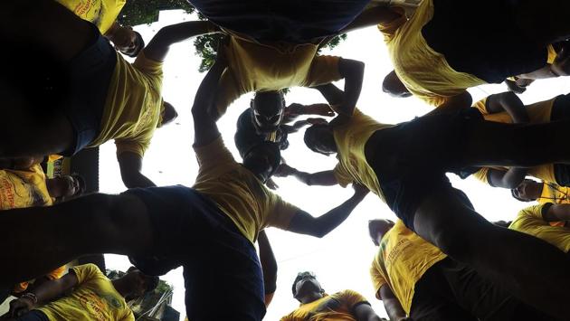 Mandal members huddle together for the last time before the event. (Pratik Chorge/HT) 