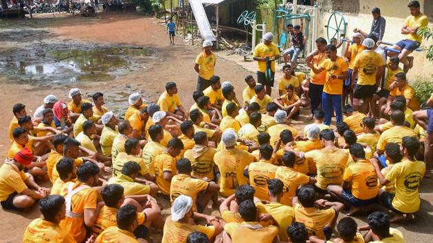 Arun Patil, coach, Tadwadi Mitra Mandal, gives his troupe last-minute advice in Mazgaon. (Pratik Chorge/HT) 