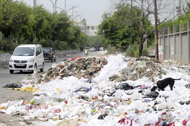 Garbage dumped on a roadside in Noida. (Sunil Ghosh/HT Photo) Garbage dumped on a roadside in Noida. (Sunil Ghosh/HT Photo)