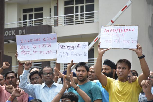 Crossing republik residents of Supertech Livingston protest against the builder. (Sakib Ali/HT Photo) Crossing republik residents of Supertech Livingston protest against the builder. (Sakib Ali/HT Photo)