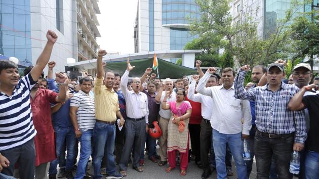 Amrapali homebuyers protest outside the builder’s Sector 62 office in Noida on Sunday.(Sunil Ghosh/HT)