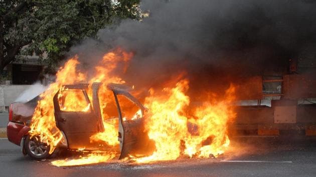 Dileep Kumar, a Bengaluru-based jeweller, along with his family was going to Kochi from the city when his car’s engine suddenly caught fire.(HT File for representation)