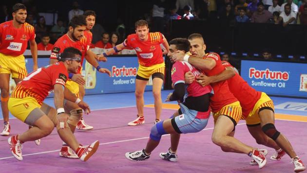 Gujarat Fortunegiants players pin down Jaipur Pink Panthers' Pawan Kumar, in pink jersey, during their Pro Kabaddi League 2017. (AP) Gujarat Fortunegiants players pin down Jaipur Pink Panthers' Pawan Kumar, in pink jersey, during their Pro Kabaddi League 2017. (AP)