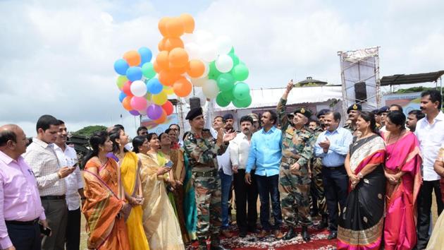 Armymen at the inauguration of the 'Know Your Army' exhibition showcasing the Indian army’s set of arms and ammunition at H A ground Pimpri. (HT PHOTO)