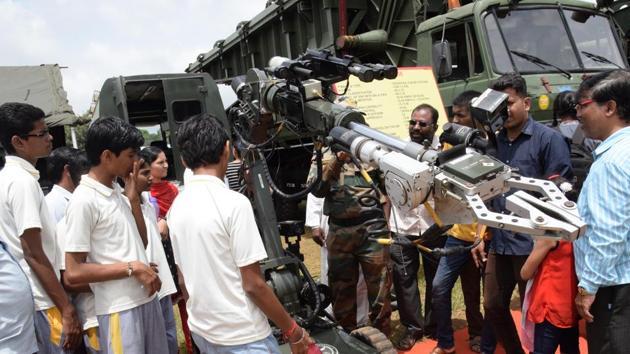Spectators enjoying a demonstration by the army personnel at the ‘Know Your Army' exhibition. (HT PHOTO)