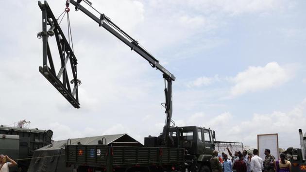 Army personnel demonstrate the working of a heavy duty crane at the exhibition. (HT PHOTO)