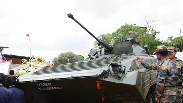 A combat tank on display at the exhibition. (HT PHOTO)
