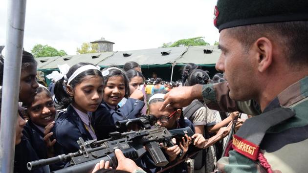An army personnel explaining the working of an advanced rifle at the exhibition. (HT PHOTO)