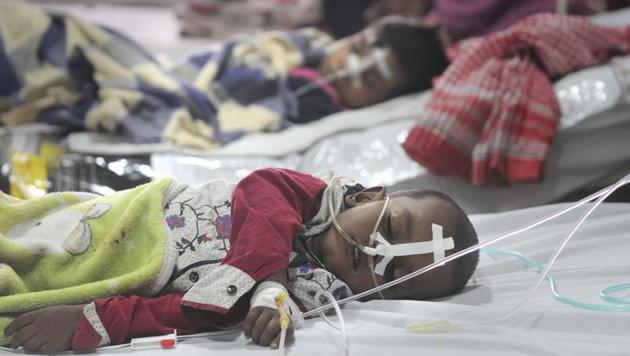 Children at the encephalitis ward at BRD Medical College in Gorakhpur.(HT Photo/Deepak Gupta)