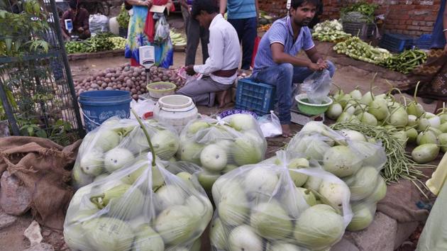 People using polythene bags at Sector-12 in Gurgaon. (Sanjeev Verma/HT PHOTO) People using polythene bags at Sector-12 in Gurgaon. (Sanjeev Verma/HT PHOTO)