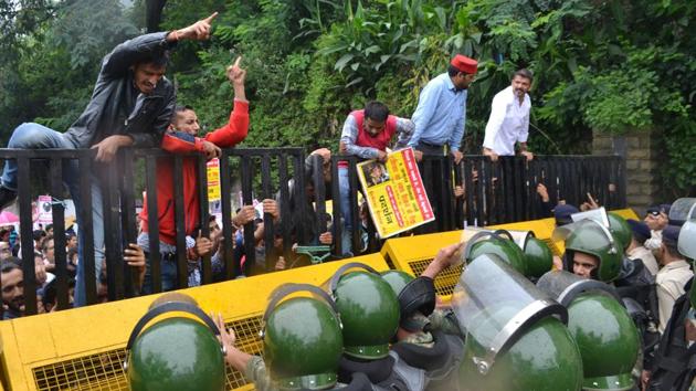 Members of Gudiya Nyaya Manch try to cross the gate during the protest outside the Himachal Pradesh secretariat against Gudiya rape and murder and forest guard Hoshiyar Singh’s murder on Wednesday. (Deepak Sansta/HT Photo)