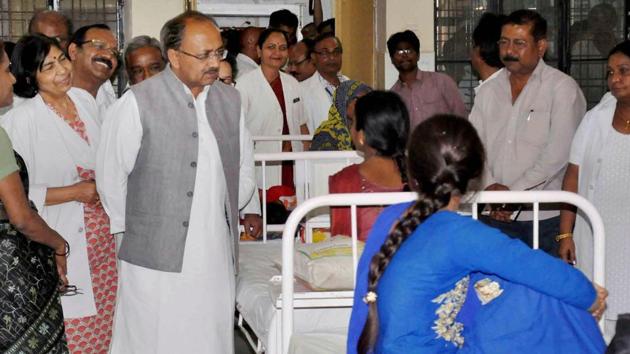 Workers of the Samajwadi Chhatra Sabha hurl tomatoes at UP health minister Siddharth Nath Singh’s residence in Allahabad on Sunday evening (PTI File Photo) Workers of the Samajwadi Chhatra Sabha hurl tomatoes at UP health minister Siddharth Nath Singh’s residence in Allahabad on Sunday evening (PTI File Photo)