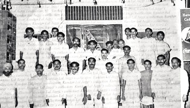 The team that set up Moti Mahal in Daryaganj.(Photo courtesy: Kundan Lal Jaggi)