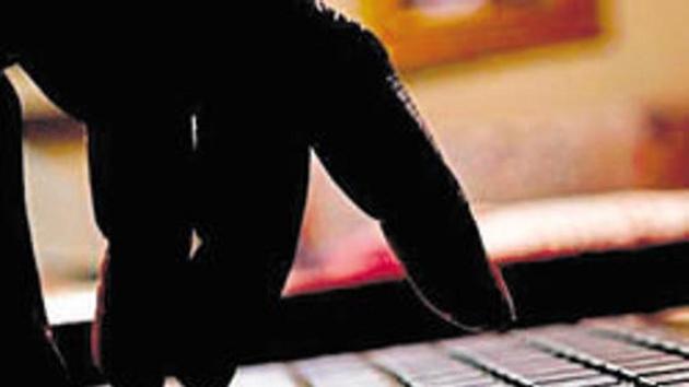 The fraudster promised to deposit Rs5,000 each in the woman and her mother’s accounts. (HT File) The fraudster promised to deposit Rs5,000 each in the woman and her mother’s accounts. (HT File)