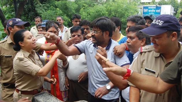Supporters of Satpal Maharaj and Madan Kaushik scuffled after the BJP leaders failed to bring a truce between the two ministers. (Rameshwar Gaur/HT FILE PHOTO) Supporters of Satpal Maharaj and Madan Kaushik scuffled after the BJP leaders failed to bring a truce between the two ministers. (Rameshwar Gaur/HT FILE PHOTO)