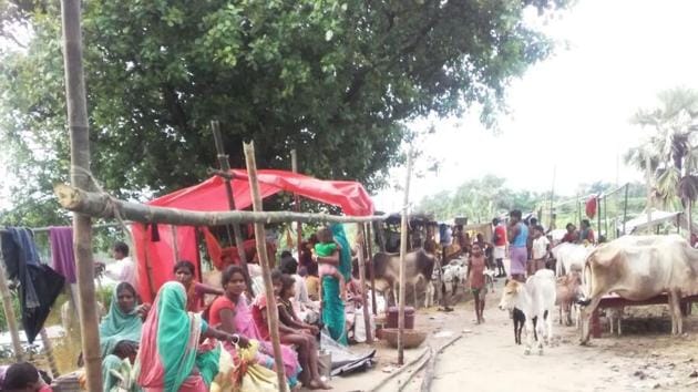 Flood affected people who have taken shelter on Mahananda embankment at Sahkol village in Purnia district. (HT photo) Flood affected people who have taken shelter on Mahananda embankment at Sahkol village in Purnia district. (HT photo)
